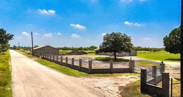 Home for sale at 166 Lower Seguin Rd in Marion, TX — photo 3