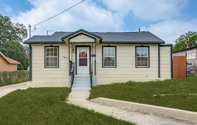 Home for sale at 1950 Lamar St in San Antonio, TX — photo 1