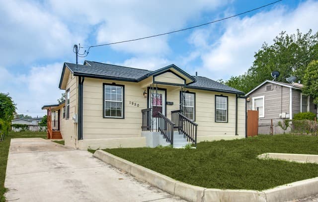 Home for sale at 1950 Lamar St in San Antonio, TX — photo 2