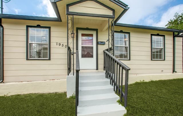 Home for sale at 1950 Lamar St in San Antonio, TX — photo 3