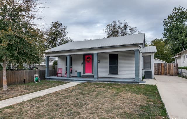 3-bedroom rental at 721 Elmwood Dr in San Antonio, TX — photo 2