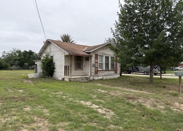 Home for sale at 600 Crouch Ave in Devine, TX — photo 1