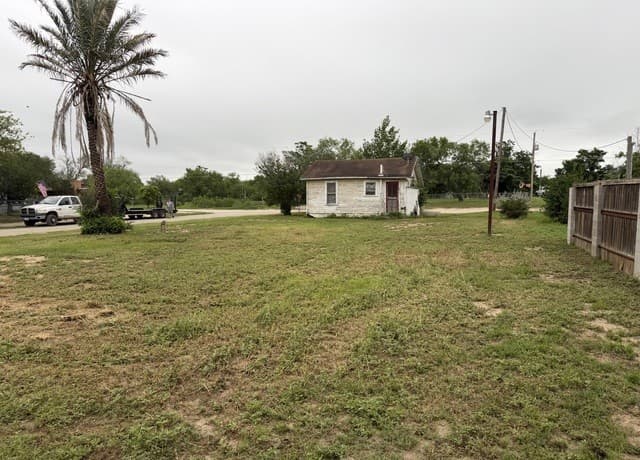 Home for sale at 600 Crouch Ave in Devine, TX — photo 2