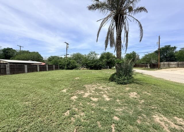 Home for sale at 600 Crouch Ave in Devine, TX — photo 3
