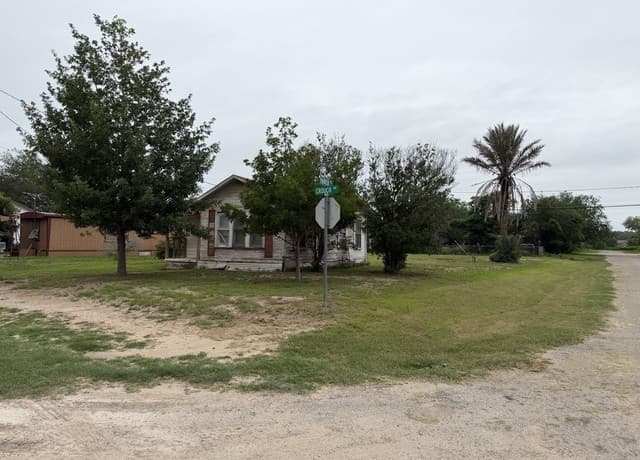 Home for sale at 600 Crouch Ave in Devine, TX — photo 4