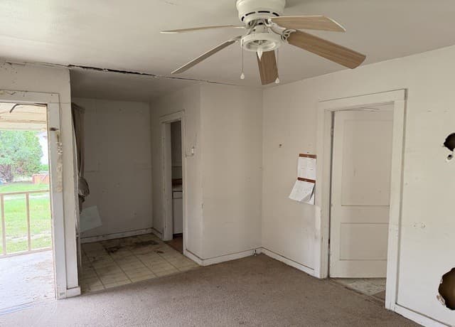 Home for sale at 600 Crouch Ave in Devine, TX — photo 5