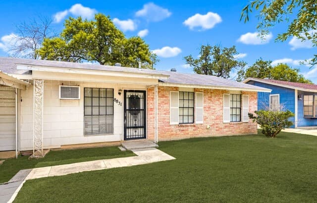 Home for sale at 8831 Oakbrook St in San Antonio, TX — photo 2
