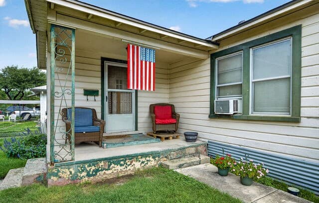 Home for sale at 1517 W Hollywood in San Antonio, TX — photo 2