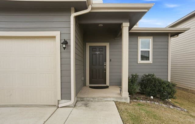 3-bedroom rental at 13250 Hagerd Loop in St Hedwig, TX — photo 3