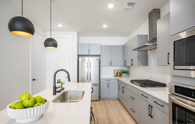 3-bedroom rental at 719 E Locust St Unit 2104 in San Antonio, TX — photo 3