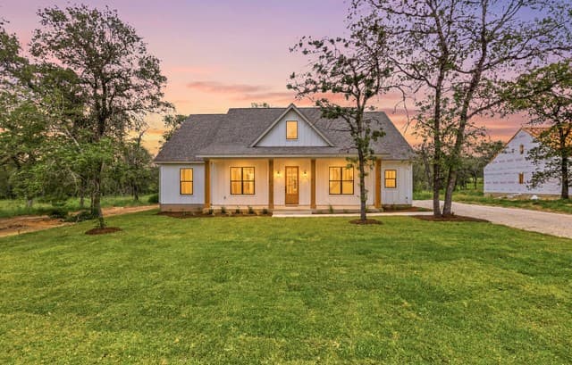 Home for sale at 3515 County Road 676 in Devine, TX — photo 2