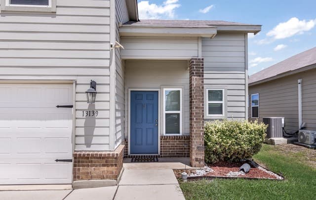 Home for sale at 13139 Heathers Arrow in St Hedwig, TX — photo 4