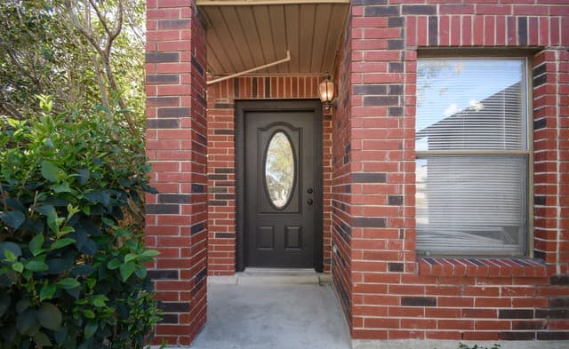 3-bedroom rental at 8166 Cheryl Meadow Dr in Converse, TX — photo 4
