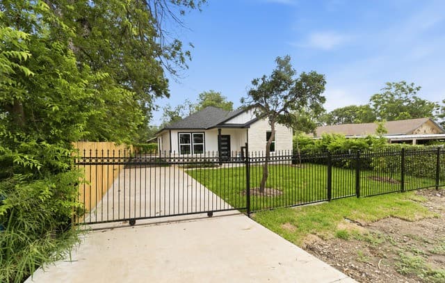 Home for sale at 412 Monticello Ct in San Antonio, TX — photo 1