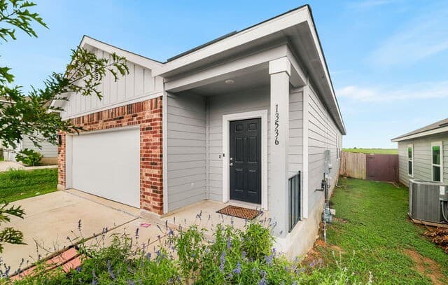 Home for sale at 13536 Lunar Lgt in St Hedwig, TX — photo 2