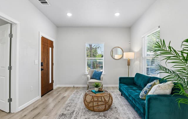 Home for sale at 109 Utah St in San Antonio, TX — photo 2