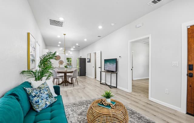 Home for sale at 109 Utah St in San Antonio, TX — photo 4