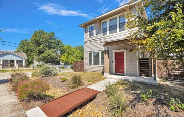 2-bedroom rental at 1162 N Olive St in San Antonio, TX — photo 2