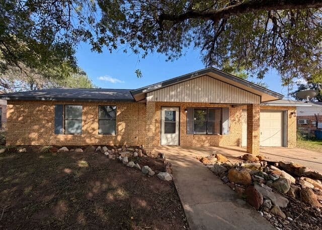 Home for sale at 1308 Longhorn Dr in Floresville, TX — photo 1