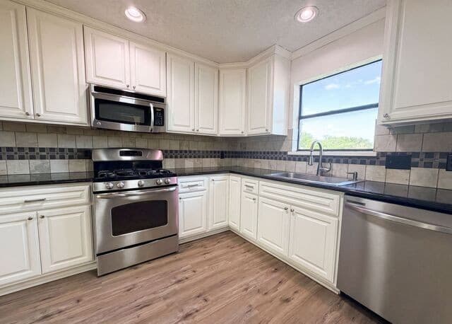 Home for sale at 1308 Longhorn Dr in Floresville, TX — photo 2