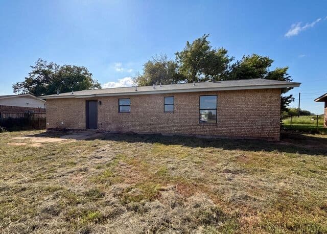 Home for sale at 1308 Longhorn Dr in Floresville, TX — photo 5