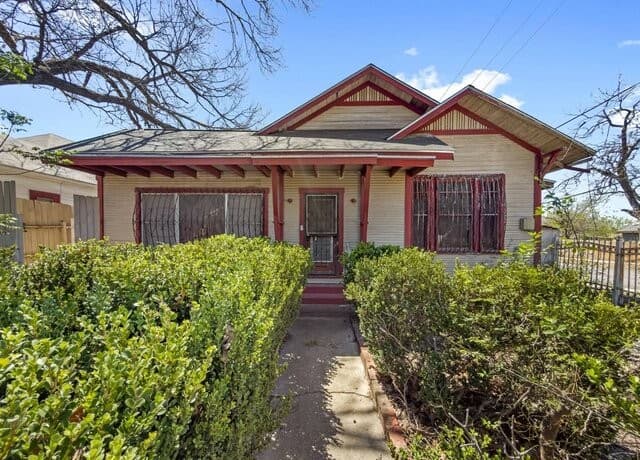 Home for sale at 2922 Buena Vista St in San Antonio, TX — photo 1