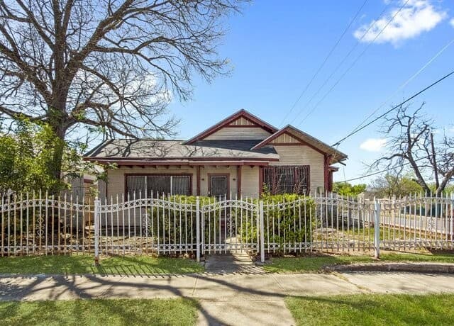 Home for sale at 2922 Buena Vista St in San Antonio, TX — photo 2