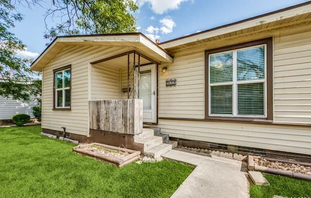 2-bedroom rental at 322 Byrnes Dr in San Antonio, TX — photo 4