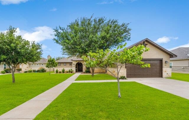 Home for sale at 121 Fairway Dr in Floresville, TX — photo 2