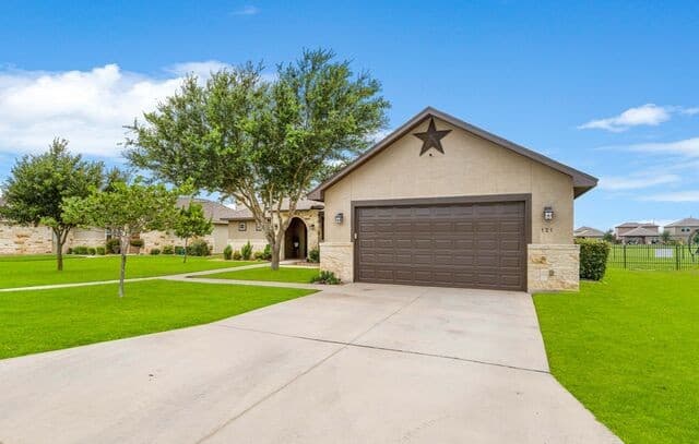 Home for sale at 121 Fairway Dr in Floresville, TX — photo 3