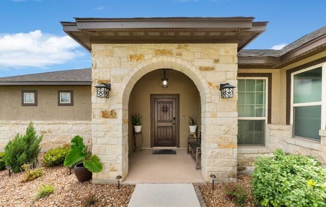Home for sale at 121 Fairway Dr in Floresville, TX — photo 4