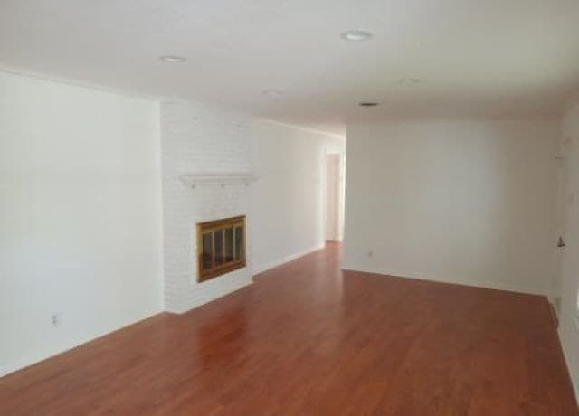 3-bedroom rental at 327 Rockhill Dr in San Antonio, TX — photo 4