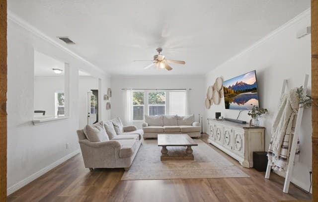 Home for sale at 313 Howard Dr in Devine, TX — photo 4