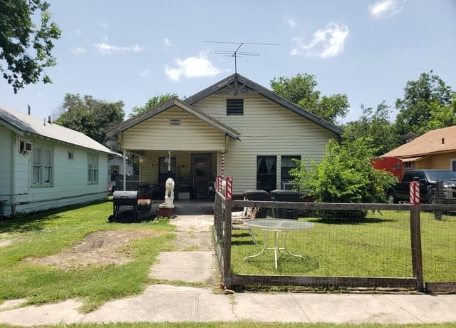 Home for sale at 426 E Highland Blvd in San Antonio, TX — photo 1