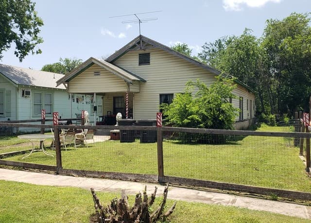 Home for sale at 426 E Highland Blvd in San Antonio, TX — photo 2
