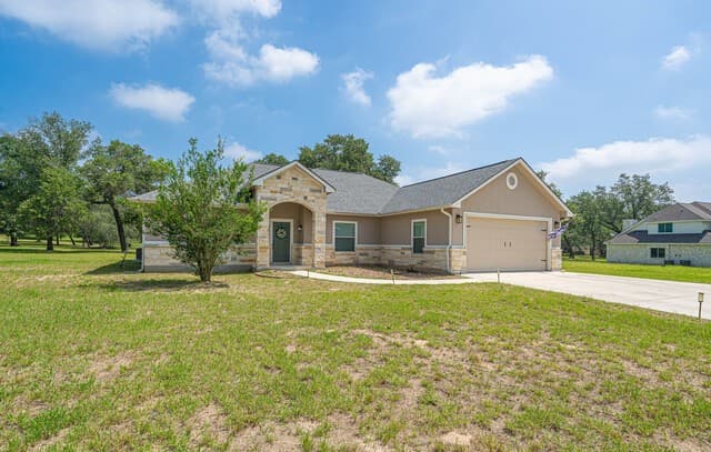 Home for sale at 521 County Road 6868 E in Natalia, TX — photo 3