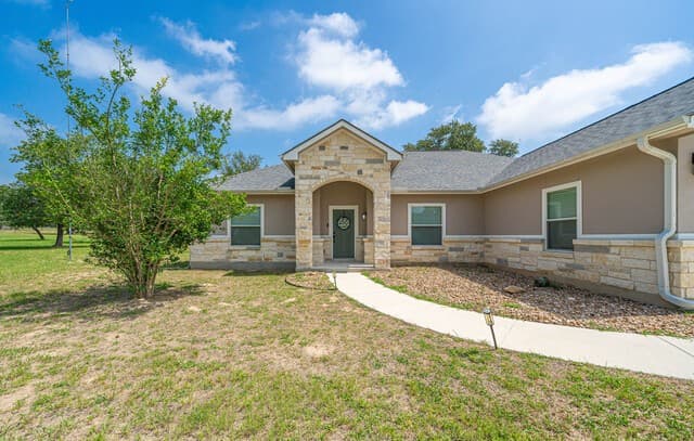 Home for sale at 521 County Road 6868 E in Natalia, TX — photo 4