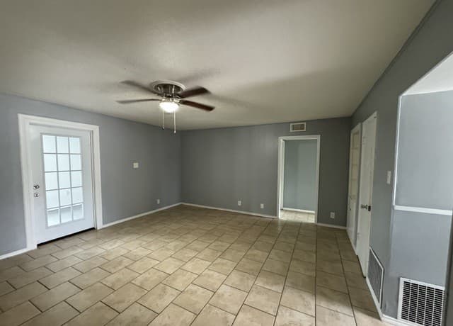 4-bedroom rental at 218 Halbart Dr in Castle Hills, TX — photo 2