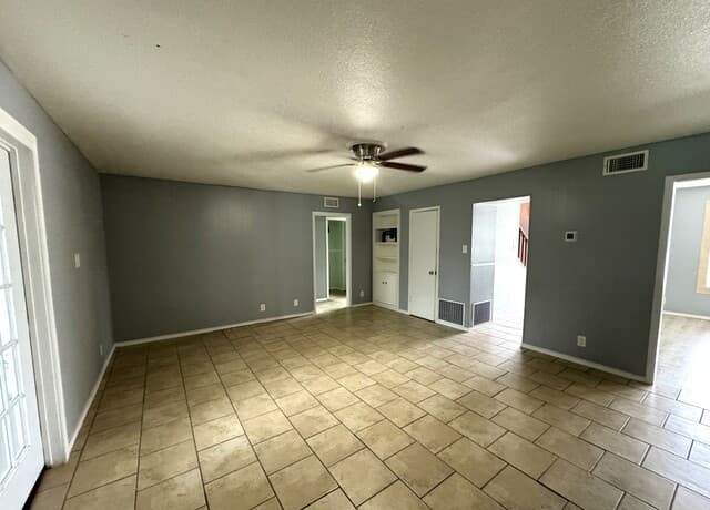 4-bedroom rental at 218 Halbart Dr in Castle Hills, TX — photo 3