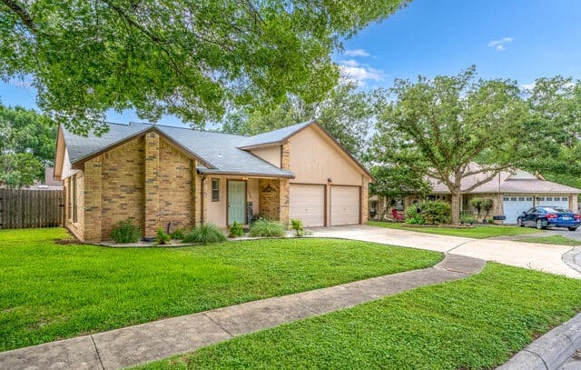 Home for sale at 7900 Forest Xing in Live Oak, TX — photo 3