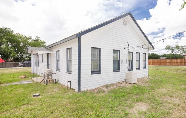 Home for sale at 523B Rossville in Devine, TX — photo 2