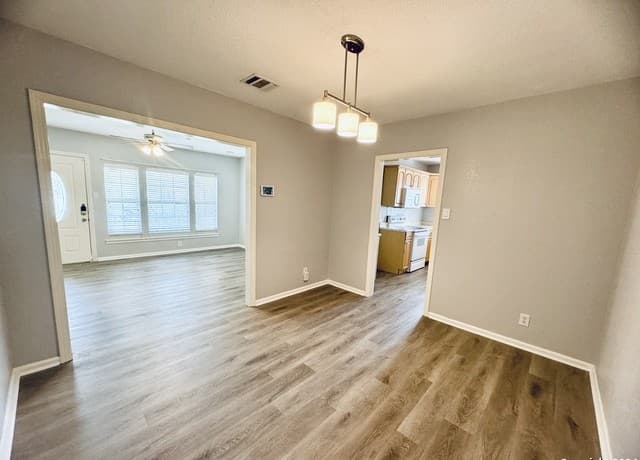 3-bedroom rental at 211 Leming Dr in San Antonio, TX — photo 3