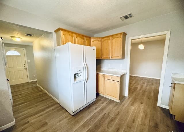 3-bedroom rental at 211 Leming Dr in San Antonio, TX — photo 5