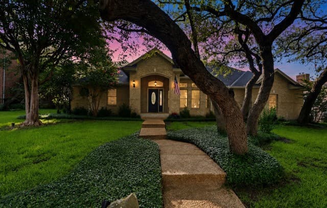 3-bedroom home for sale at 24 Inwood Mnr in San Antonio TX
