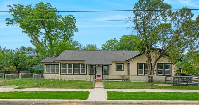 2-bedroom rental at 1200 W Magnolia Ave in San Antonio TX