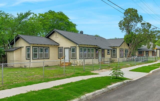 2-bedroom rental at 1200 W Magnolia Ave in San Antonio, TX — photo 2