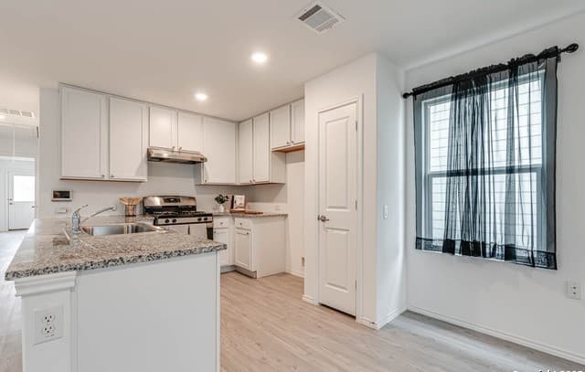 3-bedroom rental at 9458 Tarbutton Trail in San Antonio, TX — photo 5