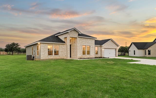 Home for sale at 100 W Medium Meadow Dr in Lytle, TX — photo 3