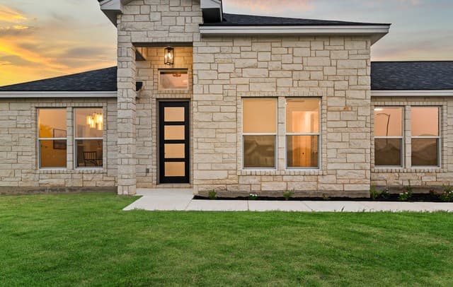 Home for sale at 100 W Medium Meadow Dr in Lytle, TX — photo 4