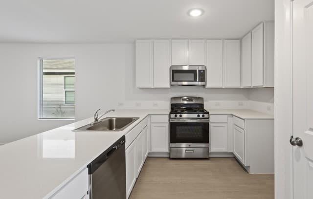 3-bedroom rental at 152 Bronco Rdg in Pleasanton, TX — photo 2